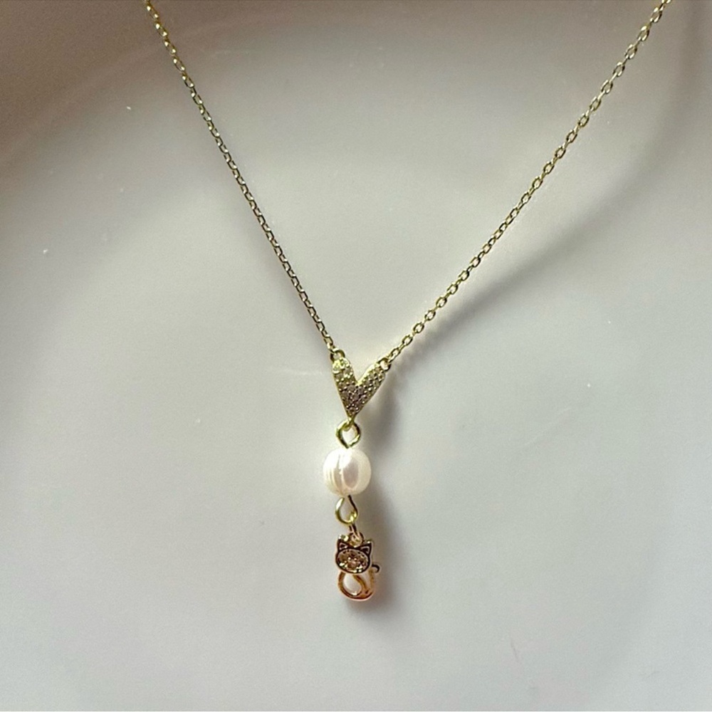 Elegant Cat Lover Gold Pearl Pendant Necklace and Earrings Set - Picture 6 of 7